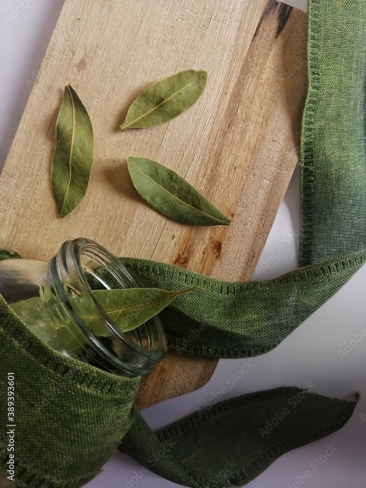 Obraz premium Jar with bay leaves fallen on the table 