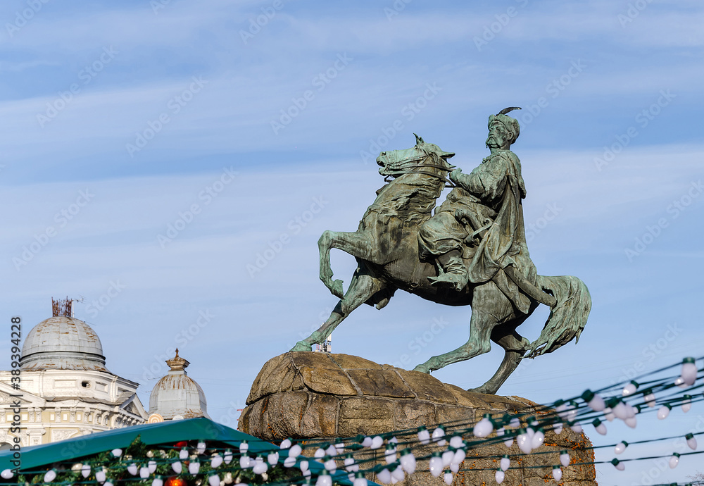 Obraz premium Monument to Bogdan Khmelnitsky on Sofia square. Kiev, Ukraine