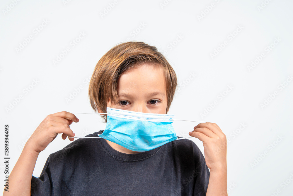 enfant portant un masque chirurgical, covid 19 foto de Stock | Adobe Stock