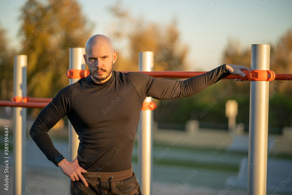 Persona entrenando al aire libre en un parque de barras, fitness Persona entrenando al aire libre en un parque de barras, fitness