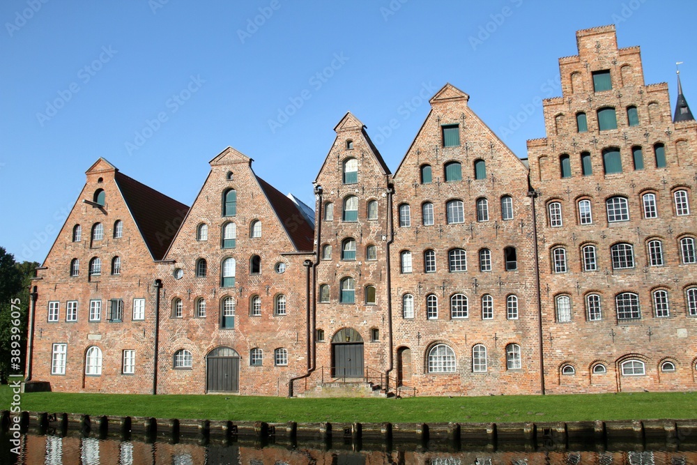 Historische Backsteingebäude an der Trave in der Altstadt von Lübeck