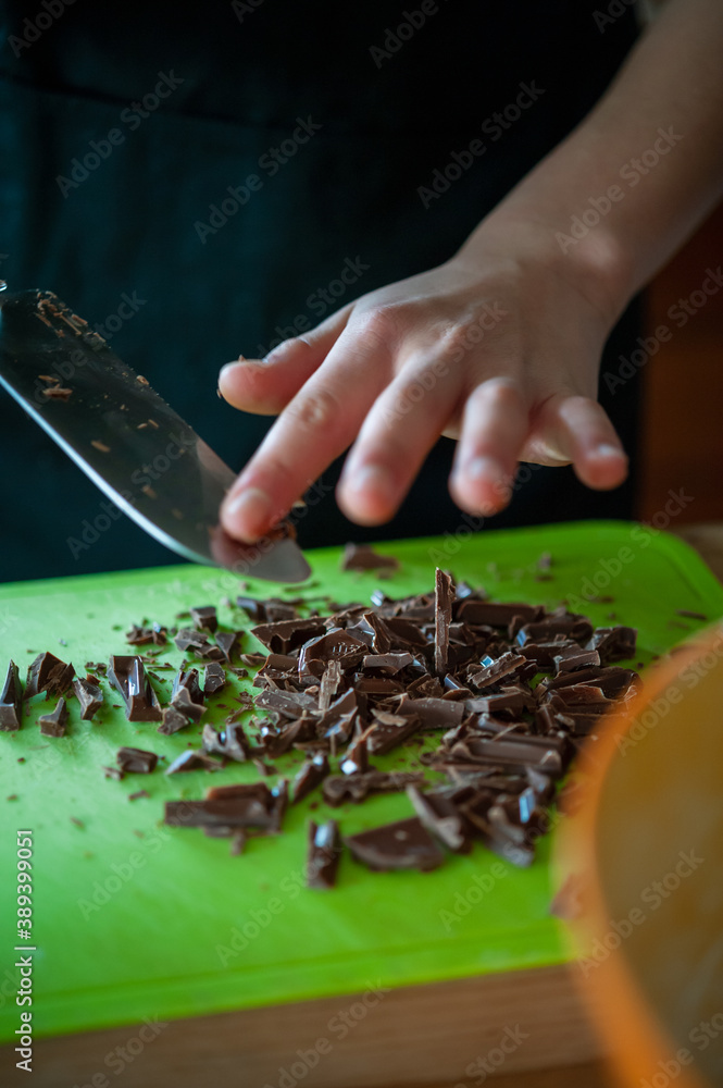 チョコレートを砕く手