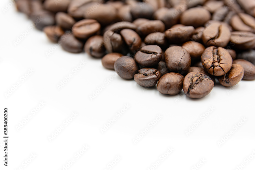Naklejka premium Coffee beans isolated on white background