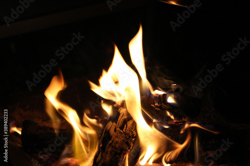 燃え上がる炎のイメージ