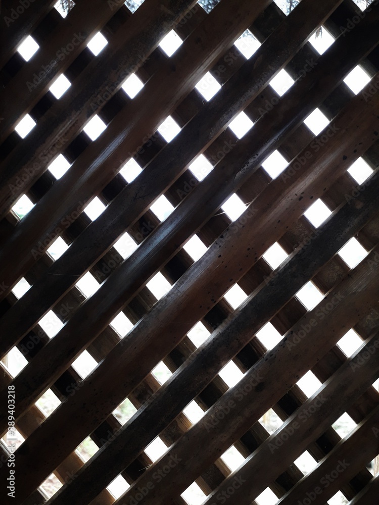 The bamboo slices are arranged crosswise during the day.