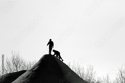 silhouette au sommet d'un pit de sable photo