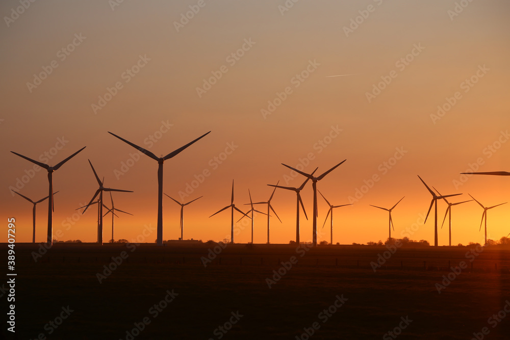 Windenergie und ein Farben froher Sonnenuntergang Windenergie und ein Farben froher Sonnenuntergang
