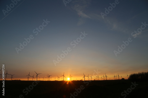 Windenergie und ein Farben froher Sonnenuntergang © klaus