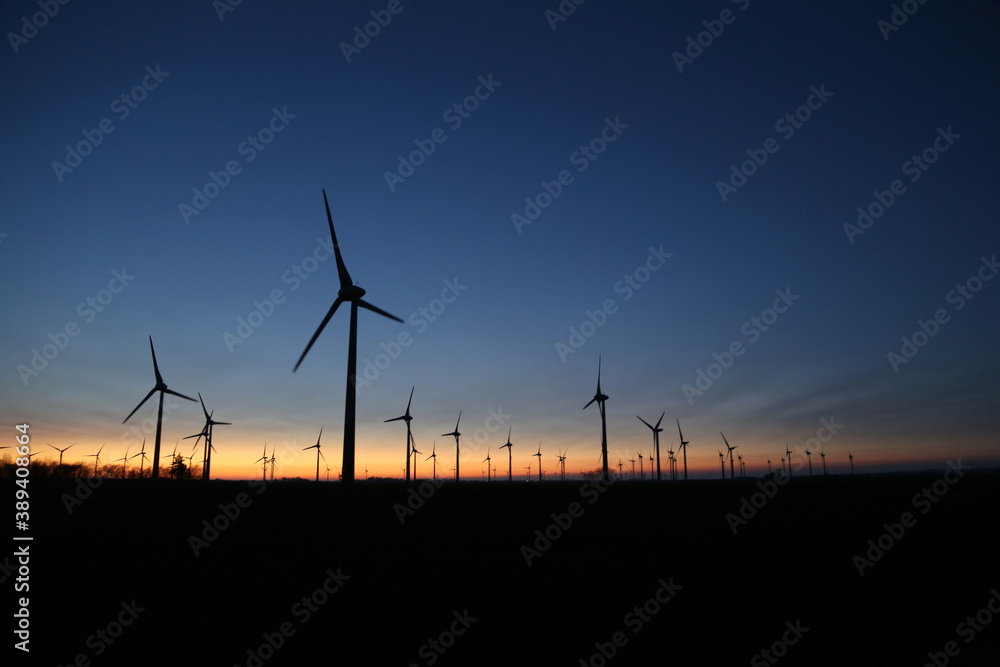 Windenergie und ein Farben froher Sonnenuntergang