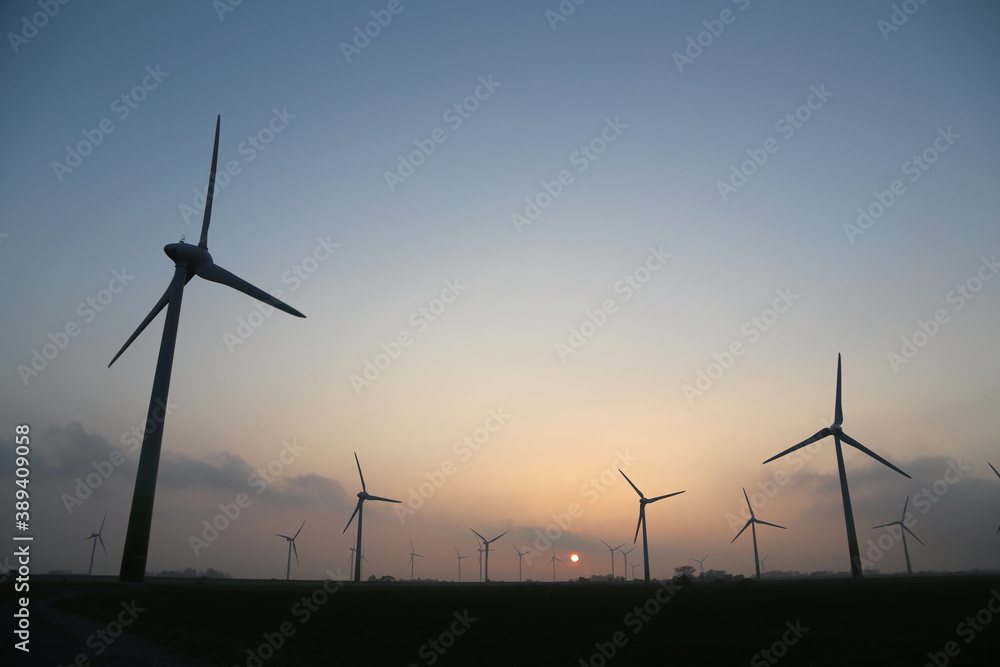 Windenergie und ein Farben froher Sonnenuntergang Windenergie und ein Farben froher Sonnenuntergang