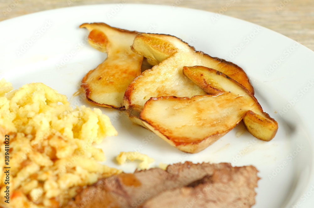 Hirschbraten mit Steinpilzen und Spätzle