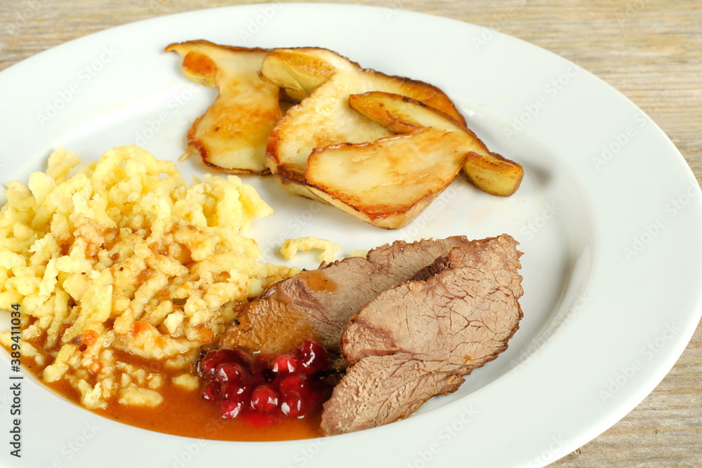 Hirschbraten mit Steinpilzen und Spätzle Hirschbraten mit Steinpilzen und Spätzle