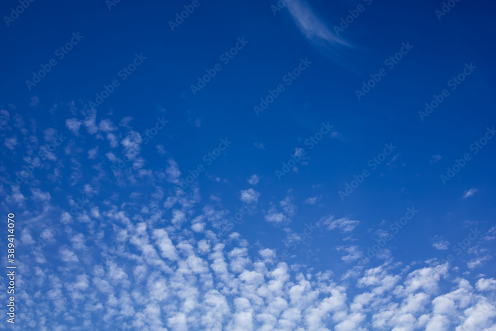 Naklejka premium The white clouds in the blue sky evoke a feeling of freshness and freedom.