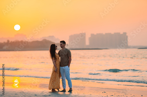 Canvas Print Young couple on white beach during summer vacation.