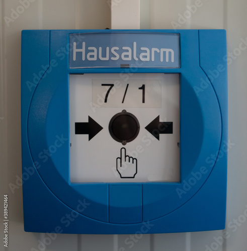 Druckknopfmelder für einen internen Hausalarm photo