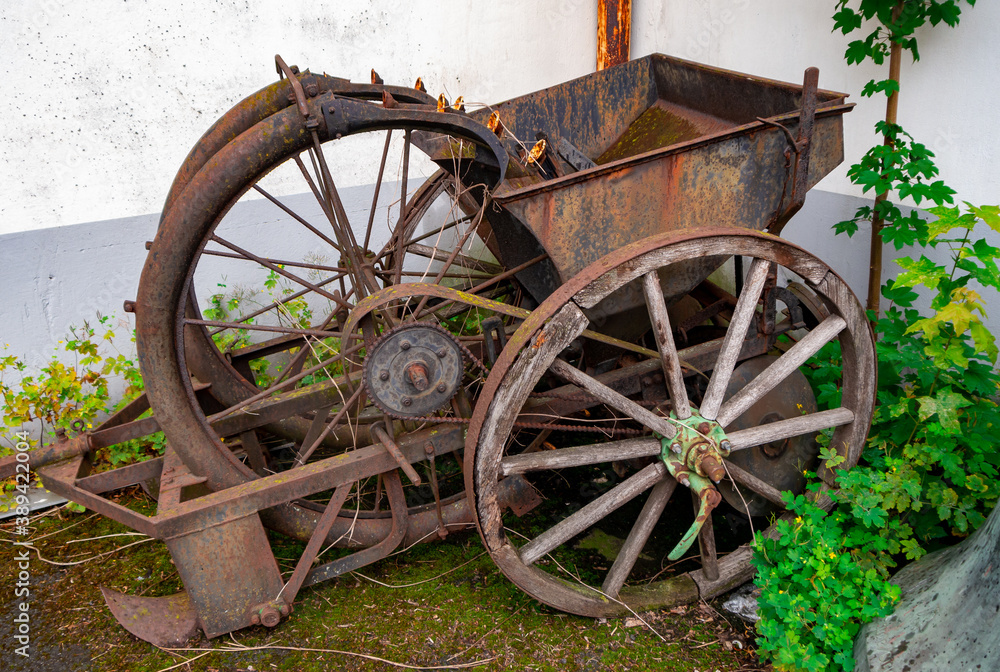 Alte verrostete bäuerliche Saatmaschine Alte verrostete bäuerliche Saatmaschine