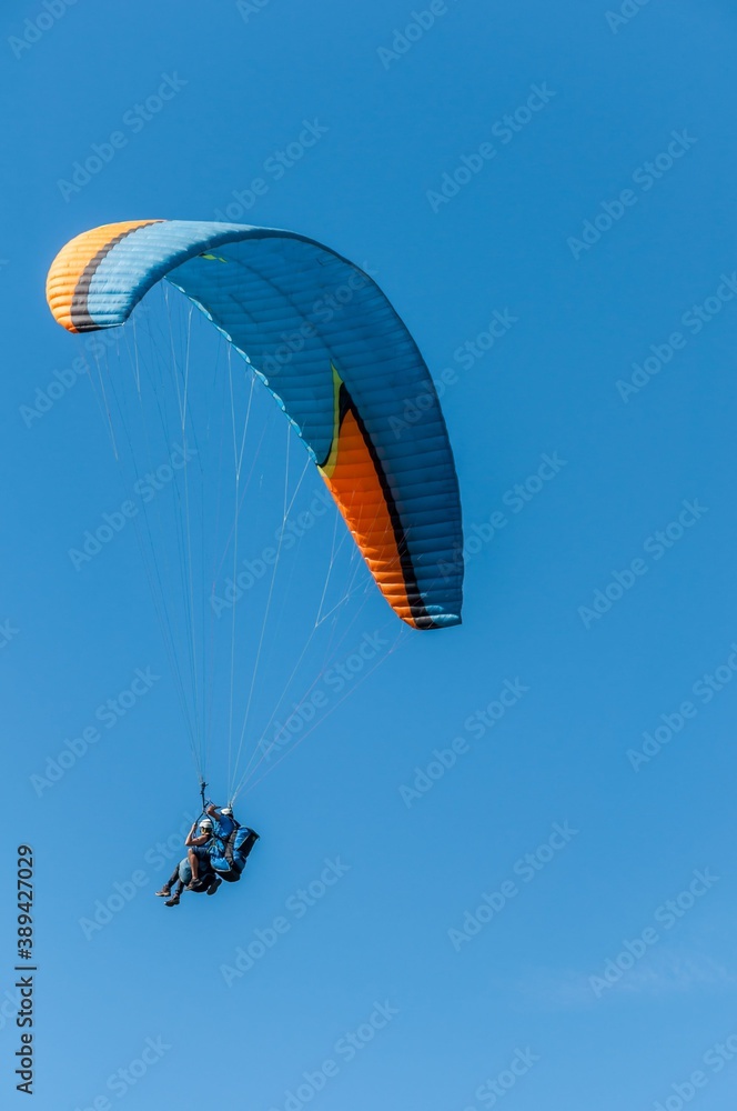 Parapentiste dans le ciel Aveyronnais au dessus du viaduc de Millau. Parapentiste dans le ciel Aveyronnais au dessus du viaduc de Millau.