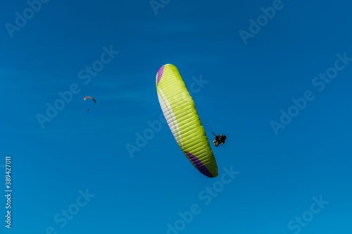 Parapentiste dans le ciel Aveyronnais au dessus du viaduc de Millau.	 photo