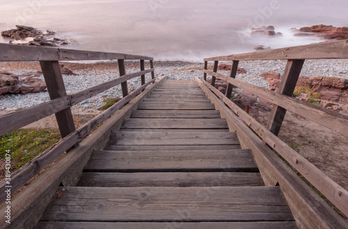 Fototapeta Naklejka Na Ścianę i Meble -  ponton menant à une plage de galets et à la mer