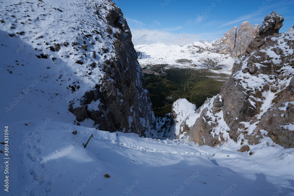 wind gap stone gash on the way to the regensburger hut from the stevia hut in the dolomites near wolkenstein 2020