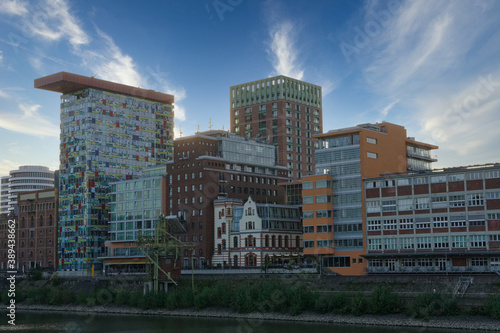 Hafen Düsseldorf bunte Häuser