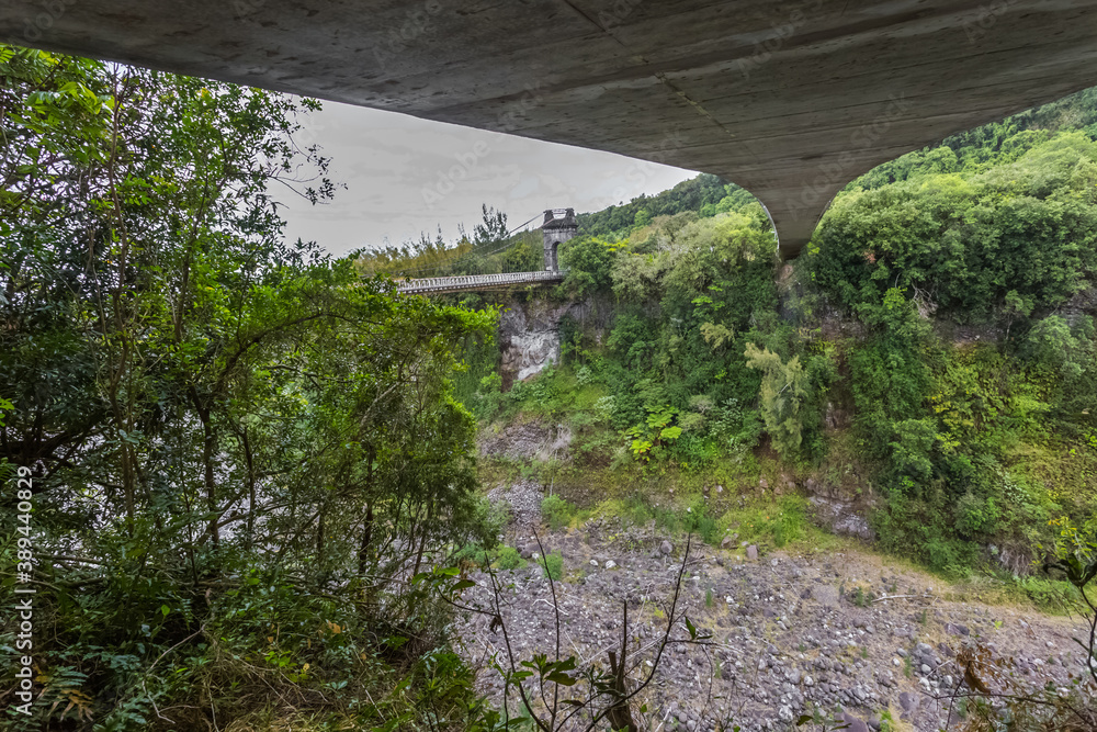 Vieux pont suspendu de la rivière de l’Est et dessous de pont en béton, Sainte-Rose, île de la Réunion 