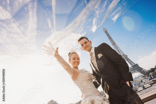 Photography beautiful wedding couple in paris - romantic honeymoon