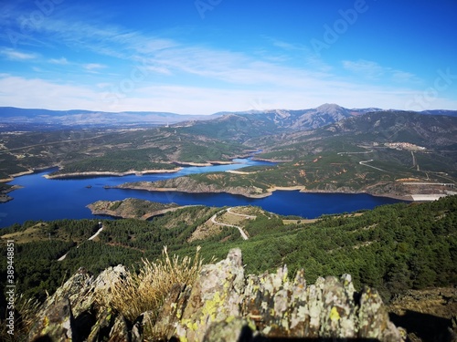 Embalse del Atazar vistas desde pico de la montaña. España