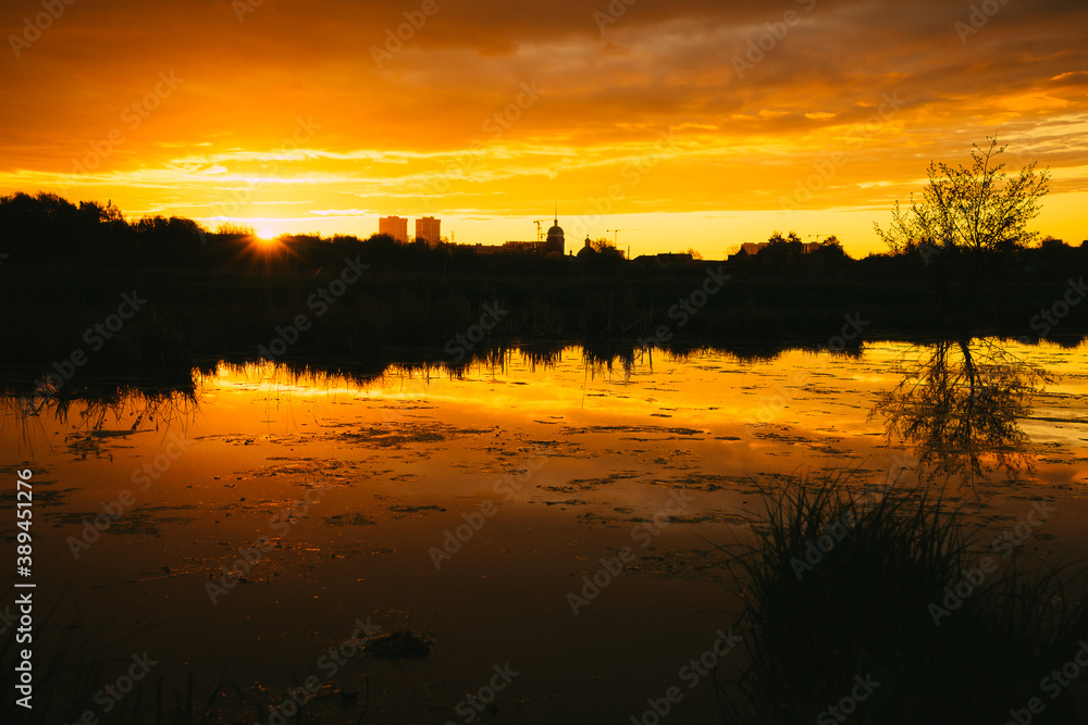 Obraz premium sunset over lake