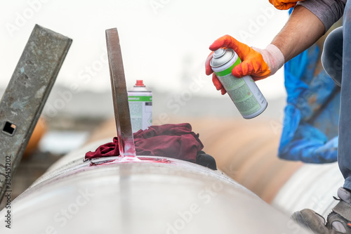 Foto View of the dye penetrant inspection, also called liquid penetrate inspection or penetrant testing (PT)