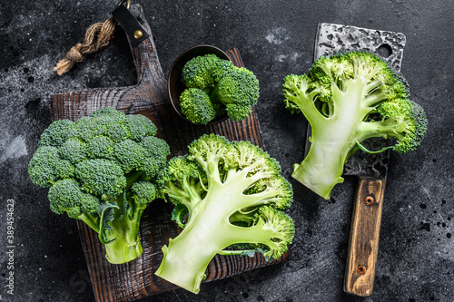 Foto Sliced organic Raw green broccoli cabbage