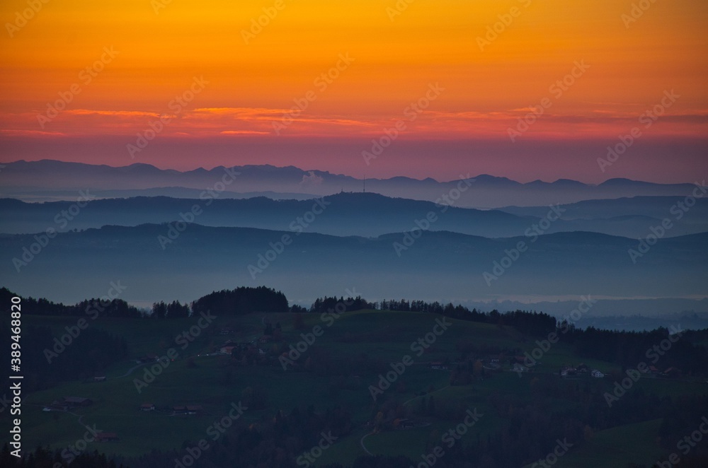 Obraz premium sunset in the hills, sea of mist