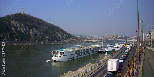 Vistas del Danubio a su paso por Budapest con el puente de Elisabeth al fondo photo