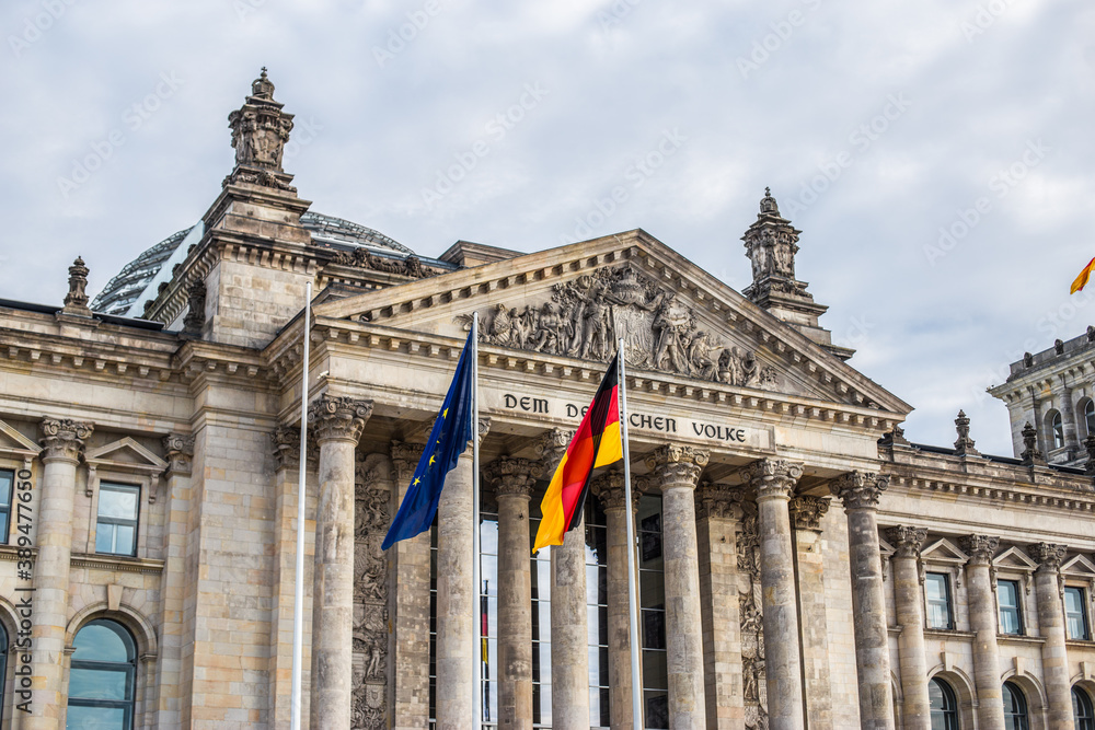 Obraz premium Facade of the Reichstag building in Berlin