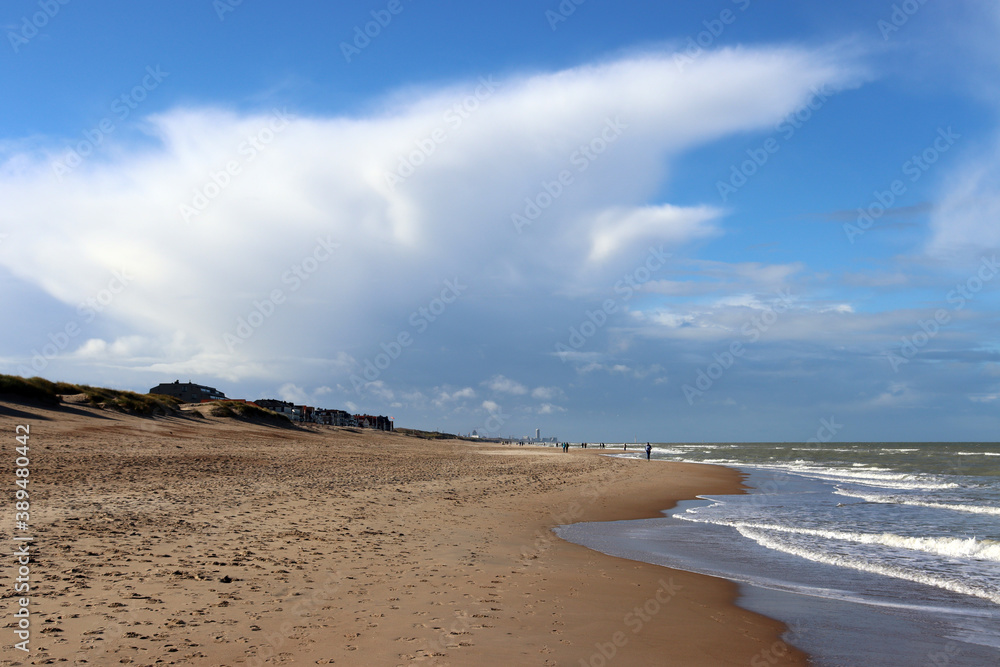 Strandspaziergänger und Strandgras am Nordseestrand bei De Haan, Flandern, Belgien
