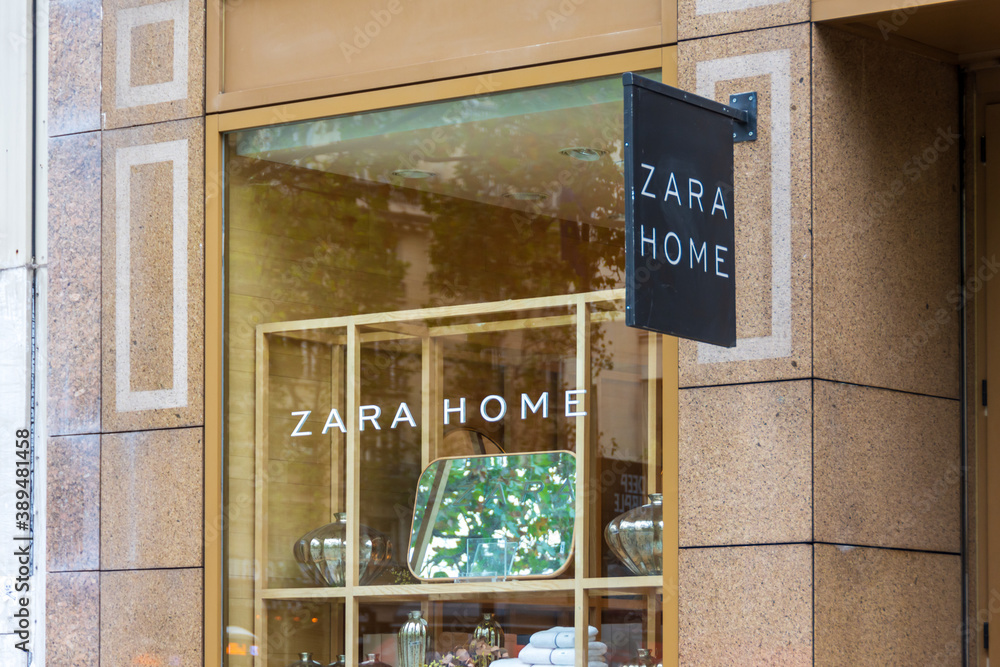 PARIS, FRANCE - 15 AOÛT 2020: Façade du magasin Zara Home sur l'avenue des  Champs-Elysées. Zara Home est une société espagnole qui appartient au  groupe Inditex et vend divers articles ménagers Stock