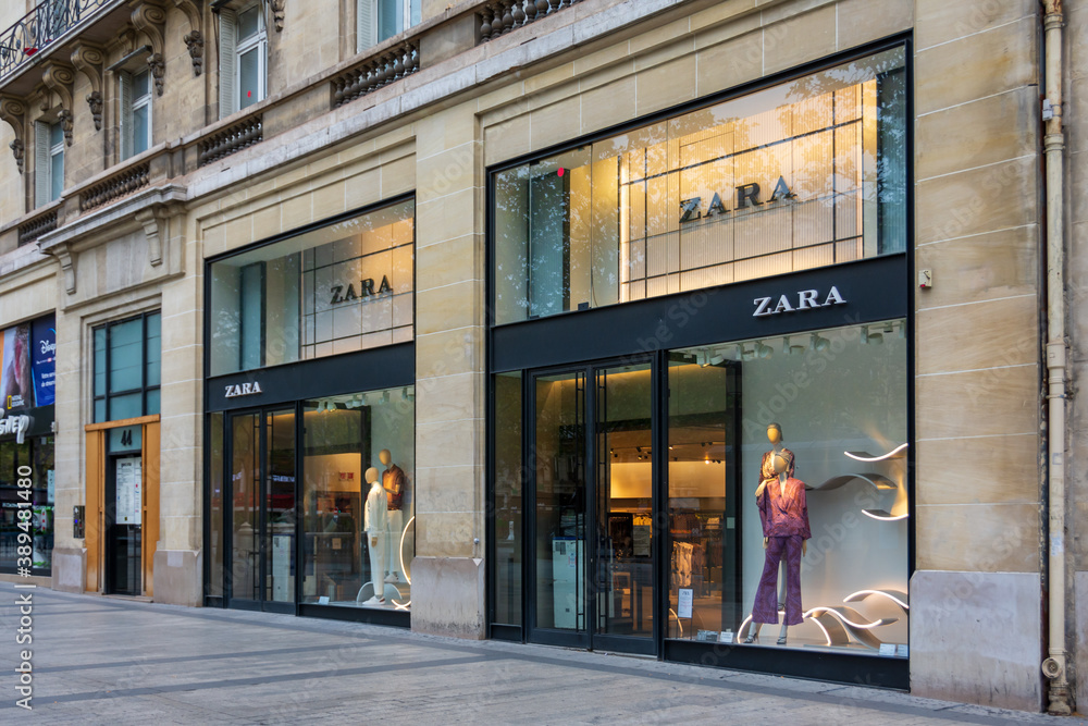 PARIS, FRANCE - 15 AOÛT 2020: Façade du magasin Zara sur l'avenue des  Champs-Elysées. Zara est une société espagnole appartenant au groupe  Inditex qui vend des vêtements dans le monde entier Photos
