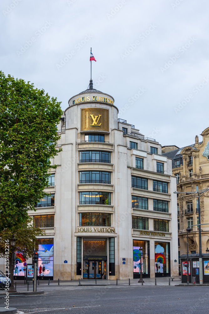 PARIS, FRANCE - 15 AOÛT 2020: Façade du store Louis Vuitton avenue des Champs  Elysées, le plus grand magasin de la marque dans le monde фотография Stock