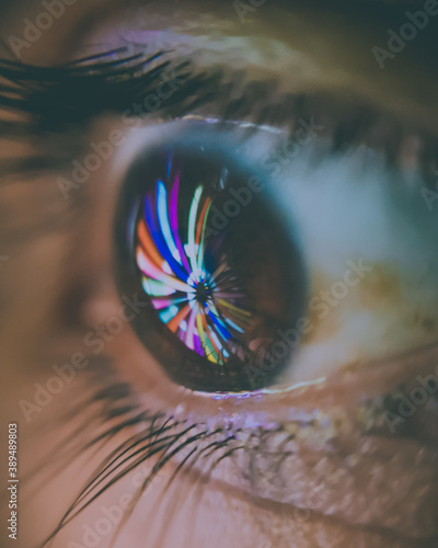 Ojos de mujer reflejando colores