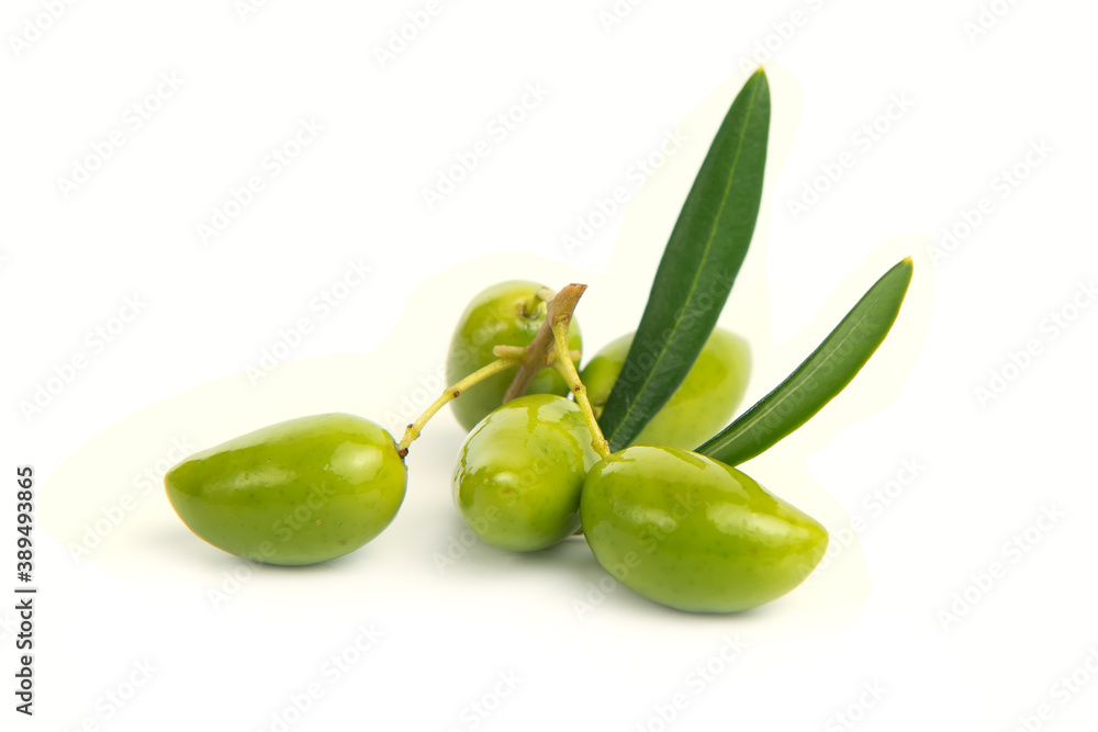 Obraz premium fresh green olives isolated on white background