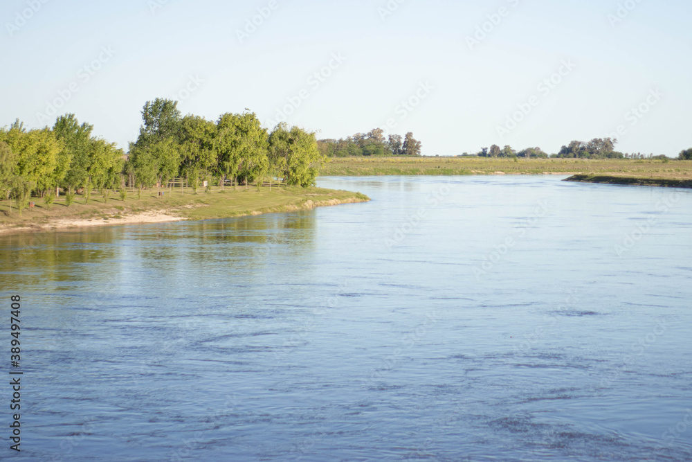 Día soleado en el río Día soleado en el río