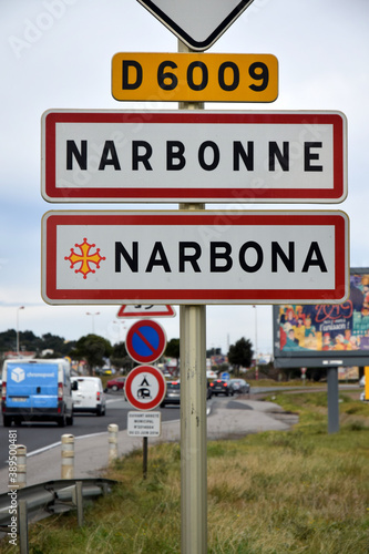 Panneaux entrée de ville : Narbonne, Narbona en occitan, Aude, Languedoc, Occitanie, France.