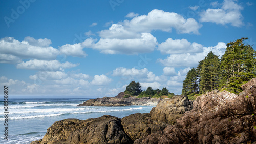 Fotografie The rocky shore between Cox Bay and Chesterman Beach at the Pacific Rim National