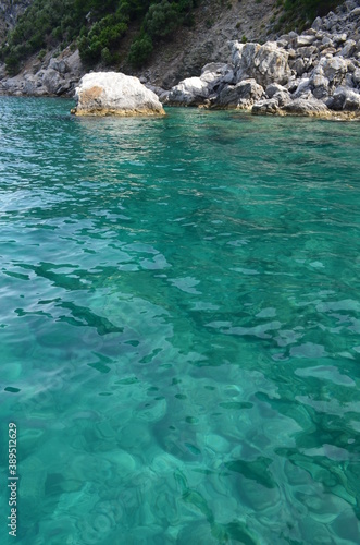 Obraz na płótnie turquoise water and rocks w salonie