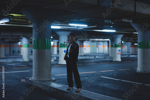 Wallpaper Mural 夜の街にいるスーツの女性 Torontodigital.ca