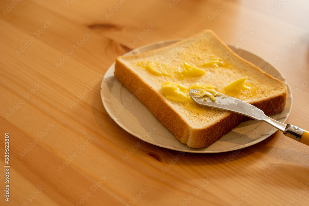 溶けたバターが乗ったトースト