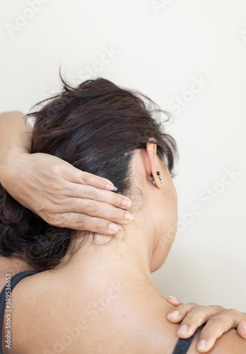 A picture of a person showing pain and inflammation of the muscles and bones of the neck and shoulder.