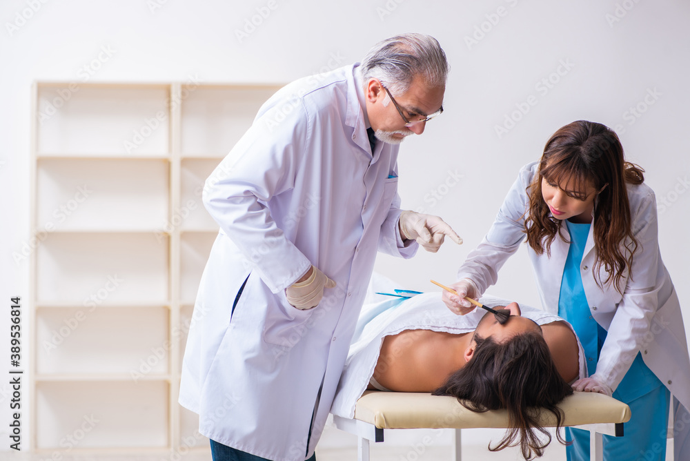 Obraz premium Police coroner examining dead body corpse in morgue