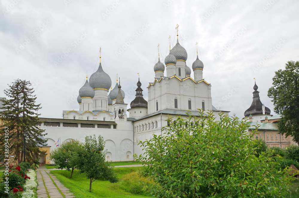 Obraz premium Rostov the Great (Veliky), Russia - July 24, 2019: Gate Church of the Resurrection of Christ and the Assumption Cathedral on the territory of the Rostov Kremlin. Golden ring of Russia