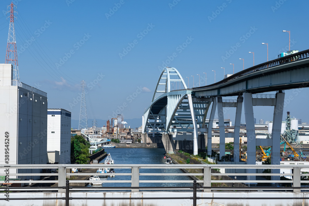 Obraz premium 南港通りから見る新木津川大橋と大正区の工業地帯